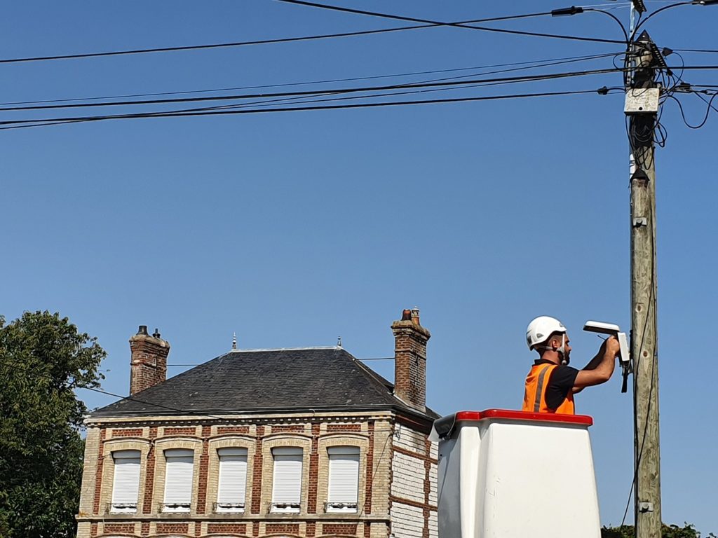 Travail sur une infrastructure fibre aérienne