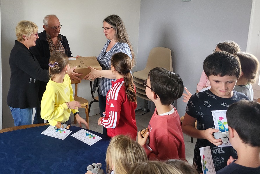 Une malle d'activités pour sensibiliser les 5-10 ans à l’usage des écrans et à l’impact écologique des technologies