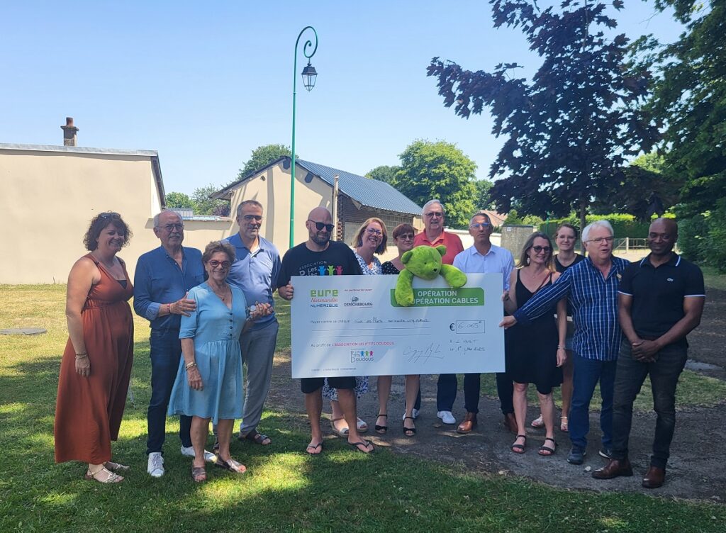 Remise du chèque et des cadeaux pour la première école gagnante du concours inter-écoles