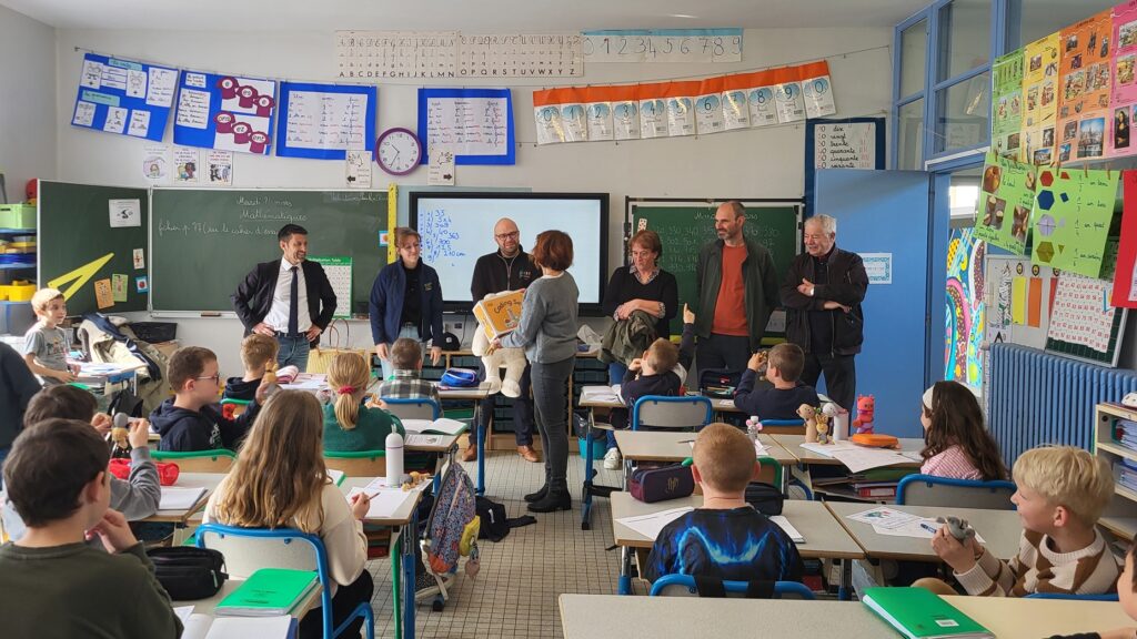 L'école de Fiquefleur gagne un robot pour apprendre à programmer sans écran