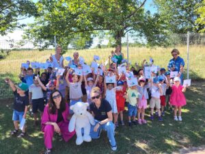 Les enfants gagnants du concours de collecte de câbles