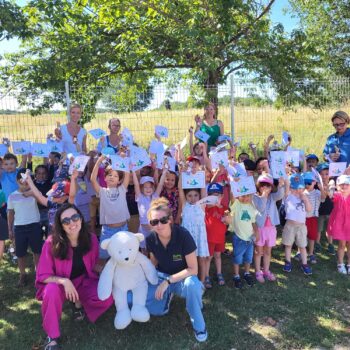 Les enfants gagnants du concours de collecte de câbles